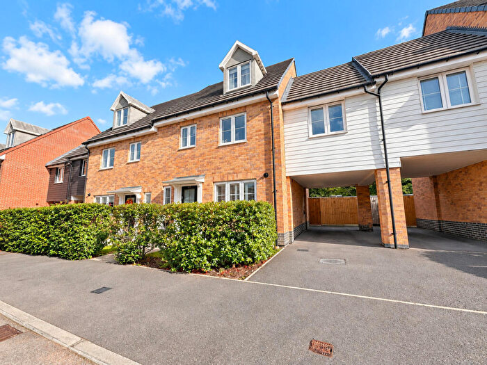 5 Bedroom Semi-Detached House For Sale In Pond Chase, Hockley, SS5