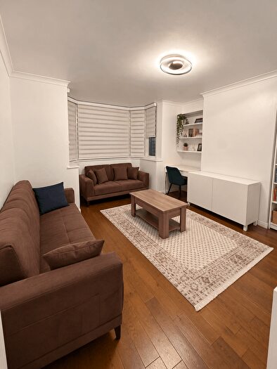 2 Bedroom Flat For Sale In Parkwood Flats, London, N20
