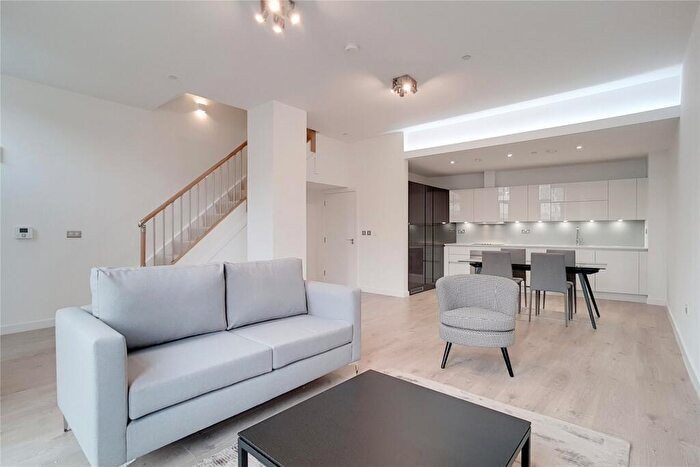 2 Bedroom Terraced House To Rent In Williamsburg Plaza, Manhattan Plaza, E14