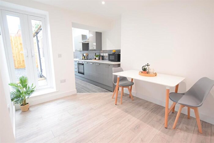 2 Bedroom End Of Terrace House To Rent In / - St. Faiths Street - En Suite House, LN1