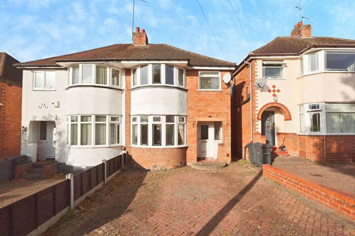 3 Bedroom Semi-Detached House For Sale In Bayford Avenue, Sheldon, Birmingham, B26