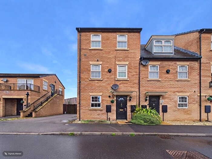 2 Bedroom Town House For Sale In Fallbrook Road, Castleford, WF10
