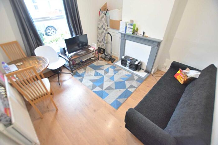 4 Bedroom Terraced House To Rent In De Beauvoir Road, Reading, RG1