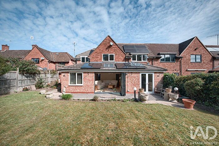 3 Bedroom Semi-Detached House For Sale In Waller Close, Warwick, CV35