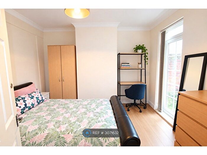 3 Bedroom Terraced House To Rent In Donnington Gardens, Reading, RG1