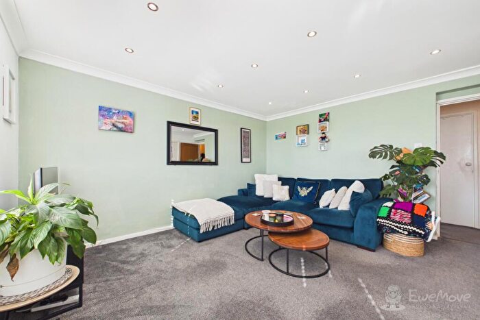 2 Bedroom Flat For Sale In Holywell Avenue, Folkestone, Kent, CT19