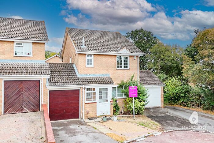 3 Bedroom Link Detached House For Sale In Fakenham Close, Lower Earley, RG6