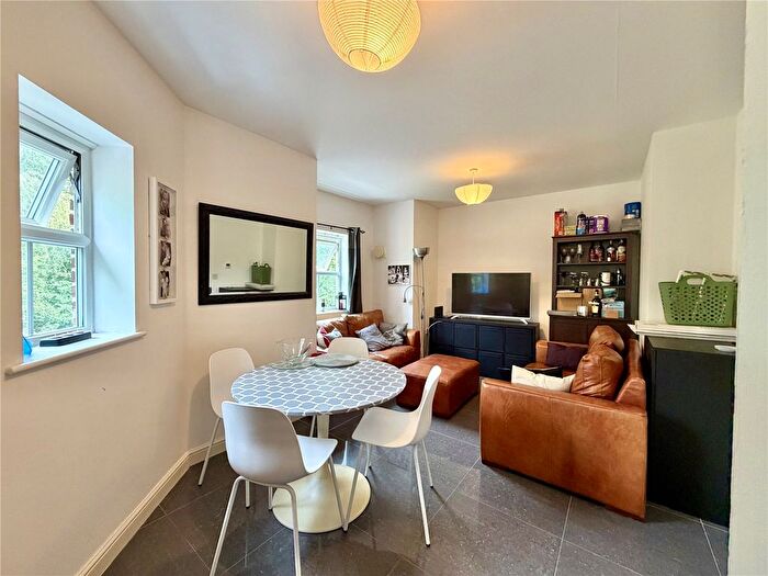 2 Bedroom Flat For Sale In Woodland Walk, Aldershot, Hampshire, GU12
