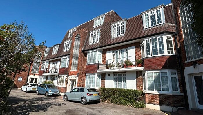 2 Bedroom Flat For Sale In Flat Bush Court, Crown Lane, Southgate, London, N14
