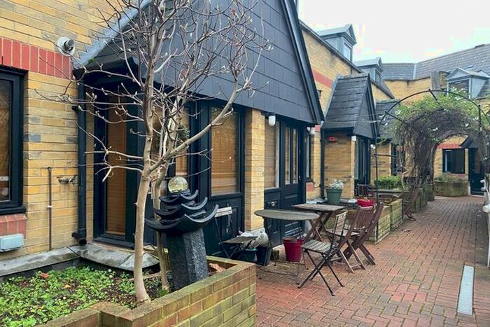 2 Bedroom Flat To Rent In Bridgehouse Court, Blackfriars Road, London, SE1