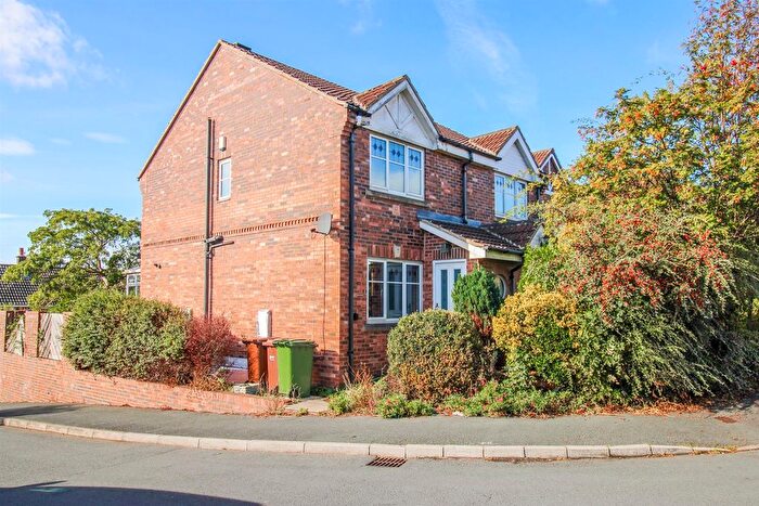 2 Bedroom Town House For Sale In Larkspur Way, Wakefield, WF2