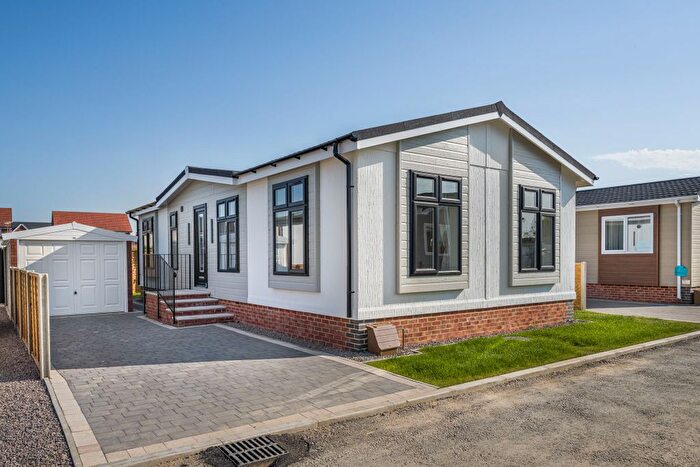 2 Bedroom Mobile/park Home For Sale In Orchard Park, Twigworth, Gloucester, GL2