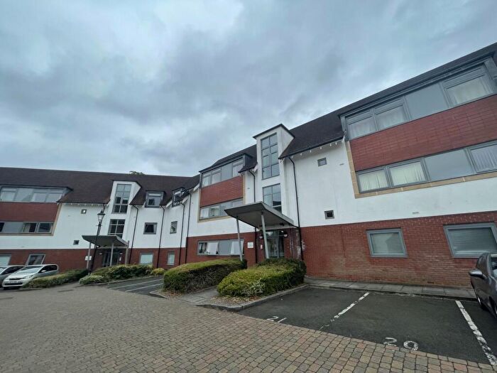 2 Bedroom Flat To Rent In Middlepark Drive, Northfield, Birmingham, West Midlands, B31