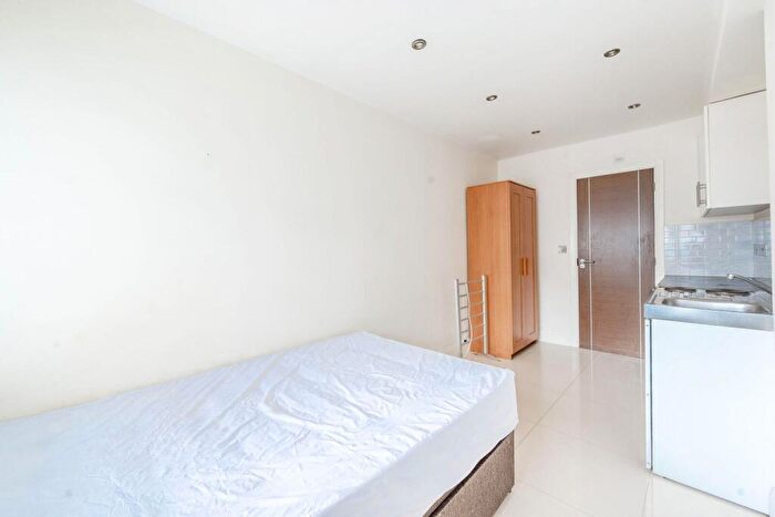 House To Rent In Hermitage Way, Stanmore, HA7