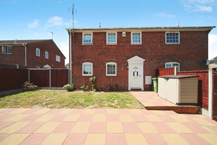 1 Bedroom Maisonette For Sale In Skua Close, Luton, LU4