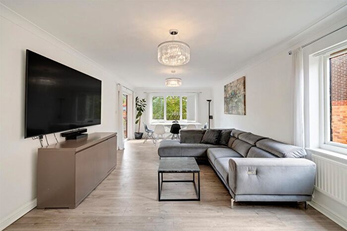 2 Bedroom Flat For Sale In Blyth Road, Bromley, BR1