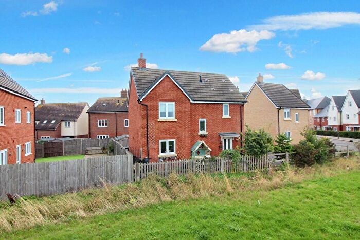 3 Bedroom Detached House For Sale In Topaz Lane, Aylesbury, HP18