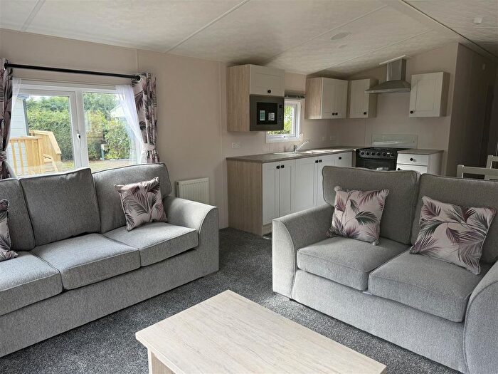 2 Bedroom Mobile/park Home To Rent In The Sycamores Holiday Park, Feoffee Common Lane, YO42