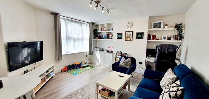 2 Bedroom Flat To Rent In Hatfeild Mead, Morden, Surrey, SM4
