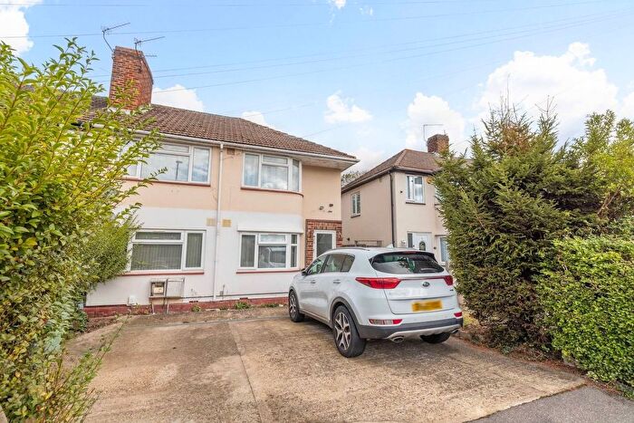 2 Bedroom Maisonette For Sale In Wiltshire Avenue, Slough, SL2