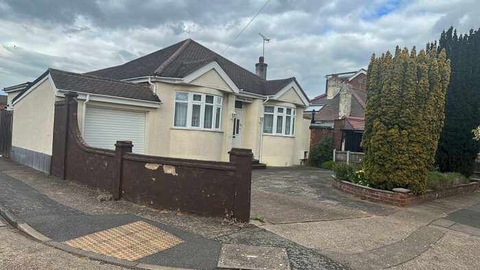 3 Bedroom Bungalow To Rent In Glebe Road, Rainham, RM13