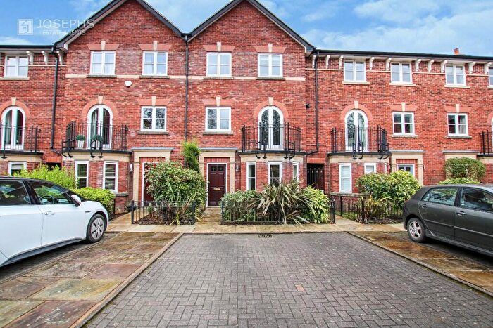 4 Bedroom Town House To Rent In Greenmount Close, Bolton, Greater Manchester, BL1