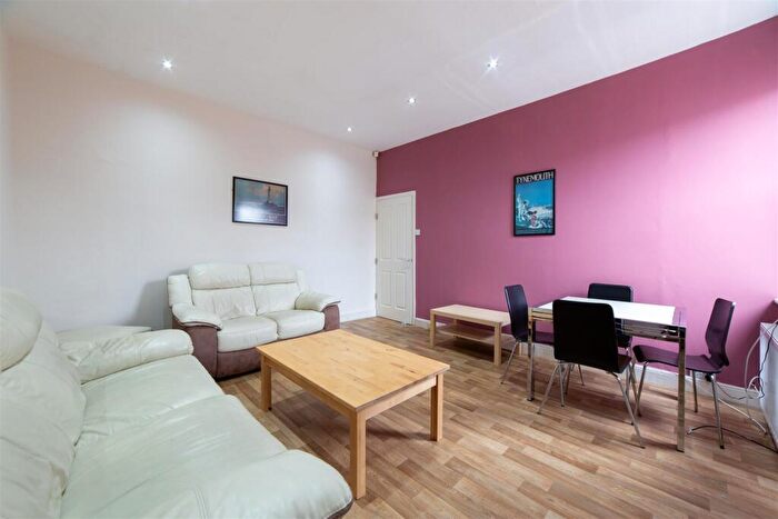 3 Bedroom Flat To Rent In Available July £pppw - Bayswater Road, Jesmond, Newcastle Upon Tyne, NE2