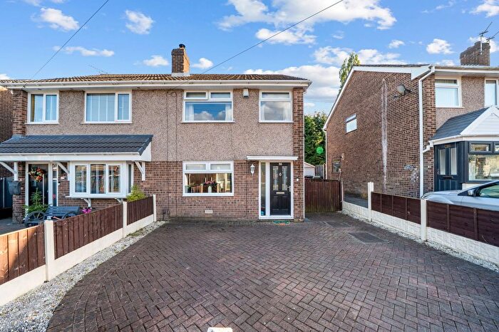 3 Bedroom Semi-Detached House For Sale In Lincoln Drive, Ashton-In-Makerfield, WN4