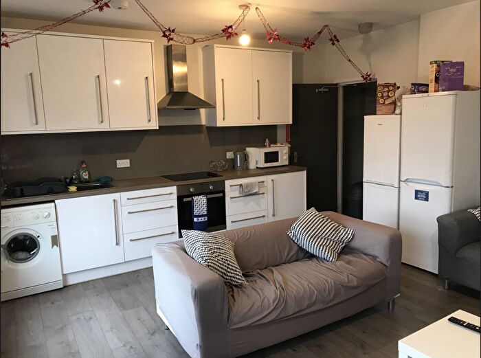 5 Bedroom Flat To Rent In Spacious Bed Flat // Sept, LN2