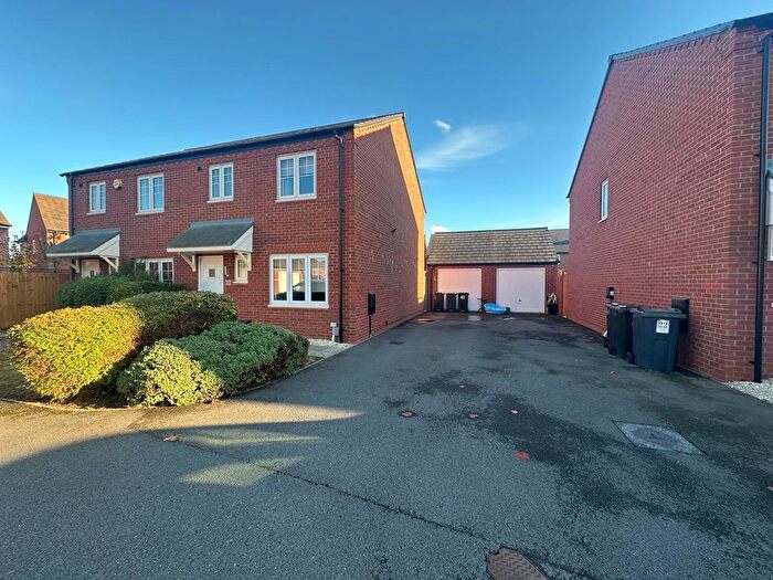 3 Bedroom Semi-Detached House To Rent In Ashtree Close, Nuneaton, CV11