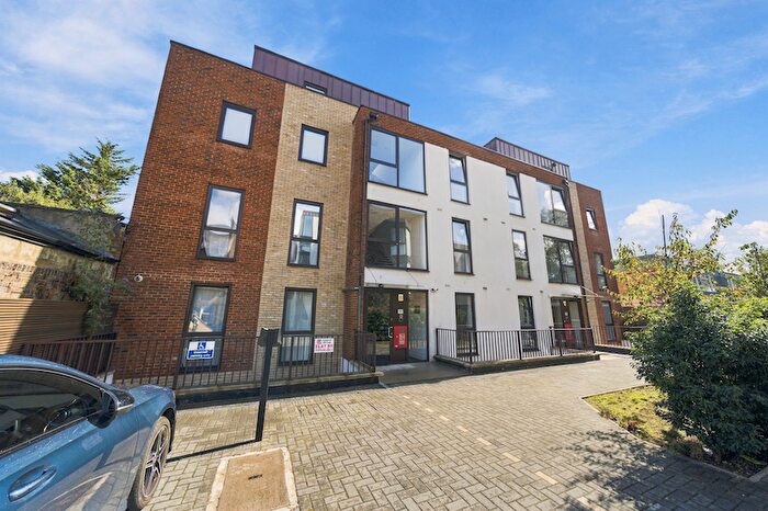 2 Bedroom Flat For Sale In High Road, London, N2