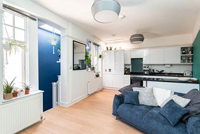 1 Bedroom Flat For Sale In South Street, Dorking, RH4