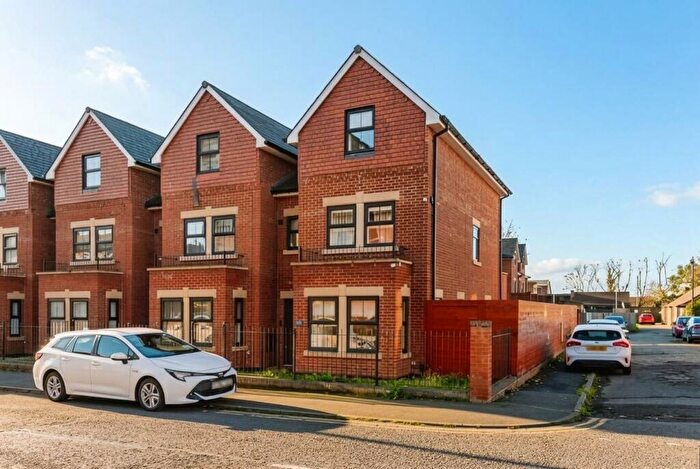 4 Bedroom Town House To Rent In Richmond Street, Ashton, OL6