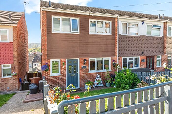 4 Bedroom End Of Terrace House For Sale In Beacon Road, Chatham, ME5
