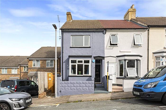 3 Bedroom End Of Terrace House For Sale In Wyles Street, Gillingham, Kent, ME7