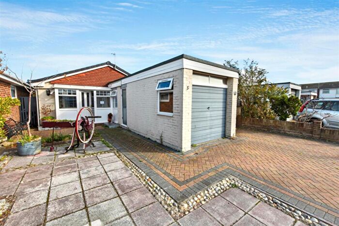 3 Bedroom Bungalow To Rent In Cook Avenue, Eastbourne, BN23