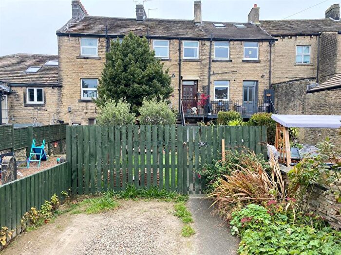 2 Bedroom Flat To Rent In Huddersfield Road, Meltham, Holmfirth, HD9