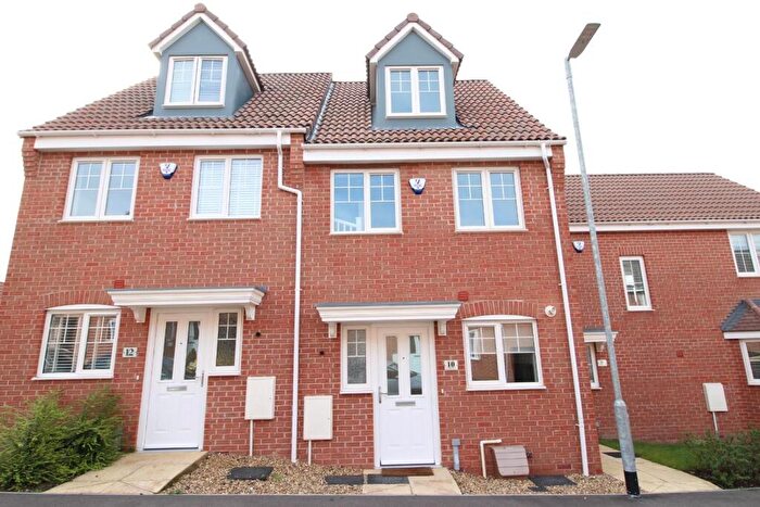 3 Bedroom Town House To Rent In Steeple Way, Rushden, Northamptonshire, NN10