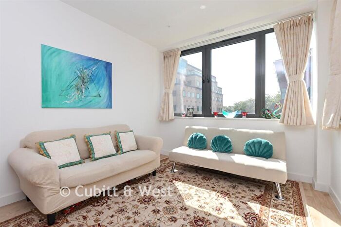 2 Bedroom Apartment For Sale In Station Road, Redhill, Surrey, RH1