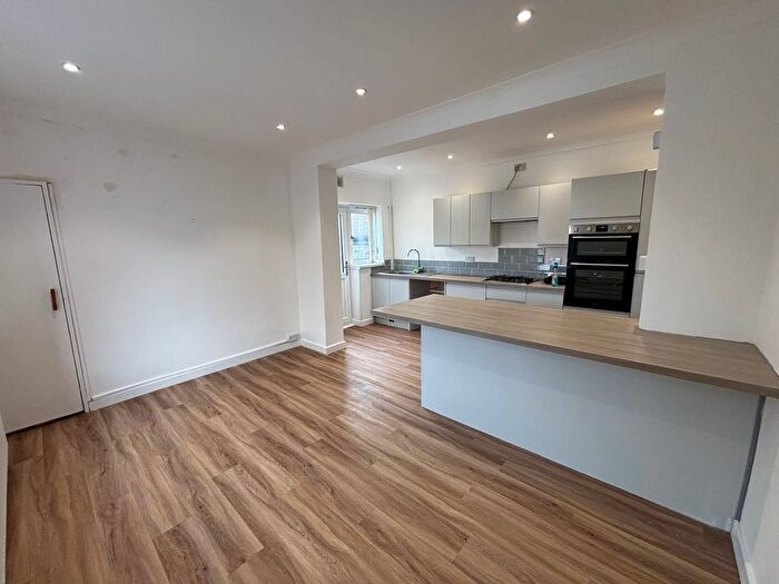 4 Bedroom End Of Terrace House To Rent In Robert Street, Swansea, SA5