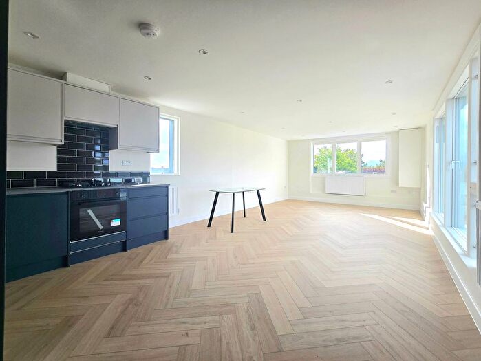 3 Bedroom Flat To Rent In Norbury Avenue, London, SW16