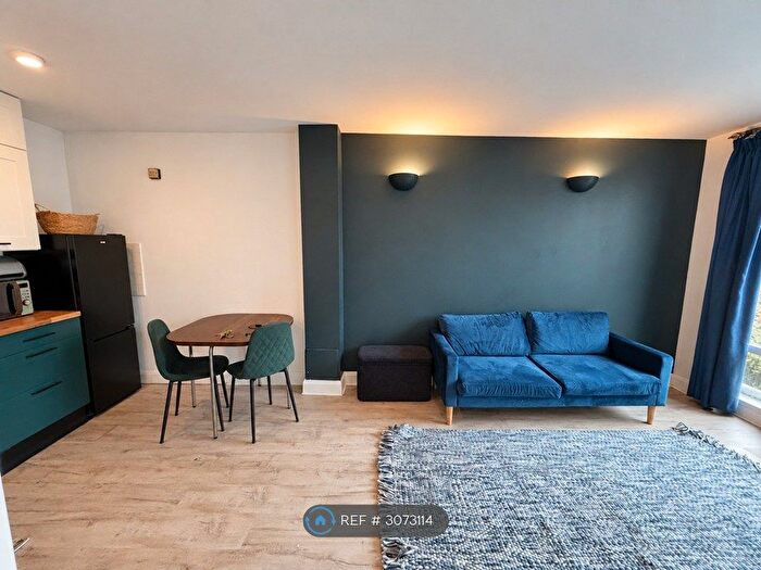 1 Bedroom Flat To Rent In Bow Quarter, London, E3