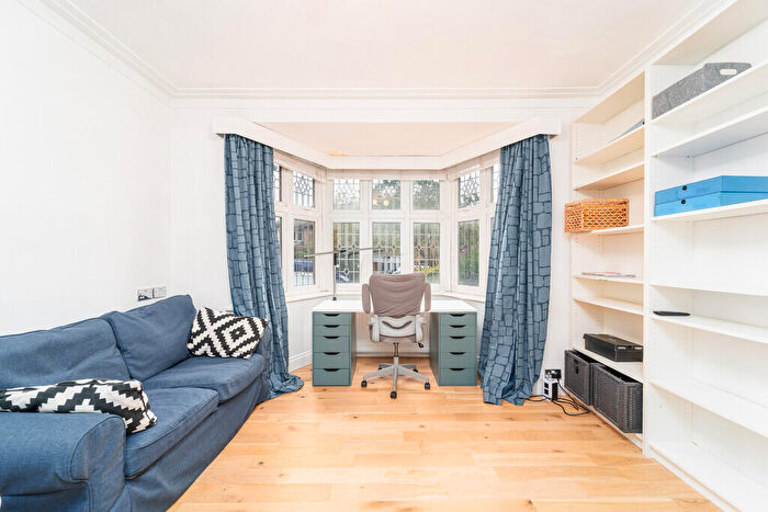 4 Bedroom Semi-Detached House To Rent In Linkside, Finchley London, N12