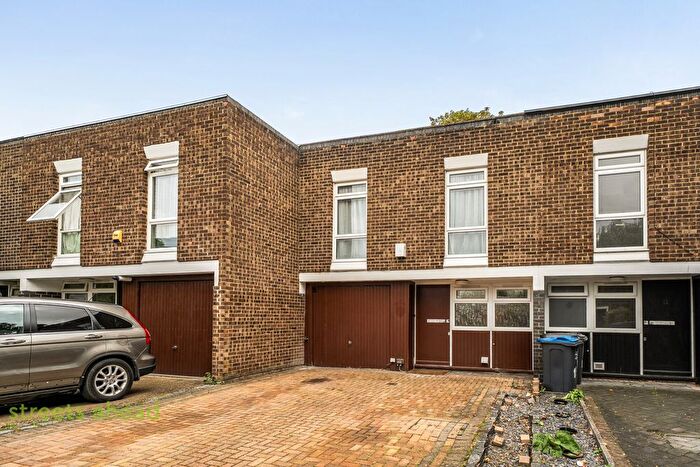 4 Bedroom Terraced House For Sale In Tipton Drive, Croydon, CR0