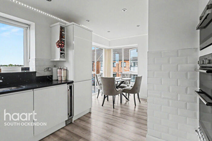 3 Bedroom End Of Terrace House For Sale In Belhouse Avenue, Aveley, RM15