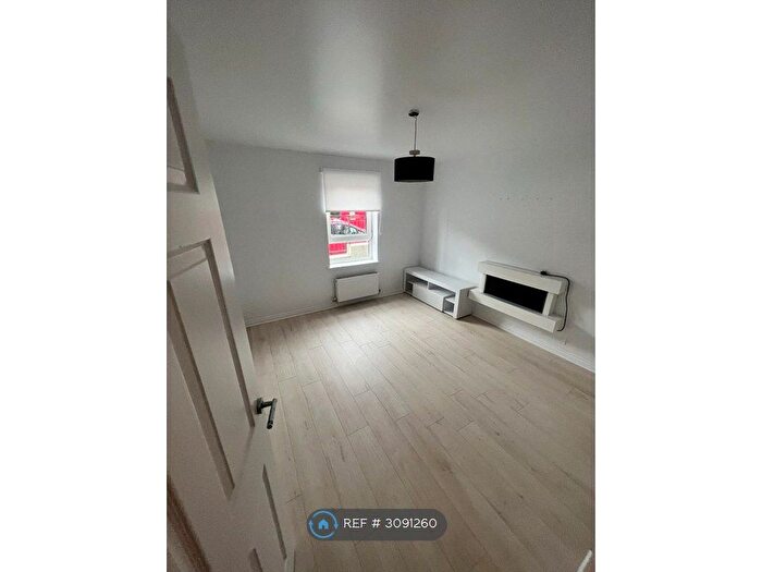 1 Bedroom Flat To Rent In Castle Street, Paisley, PA1