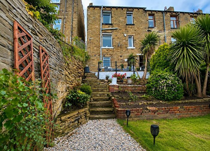 2 Bedroom End Of Terrace House For Sale In Cowcliffe Hill Road, Cowcliffe, Huddersfield, HD2