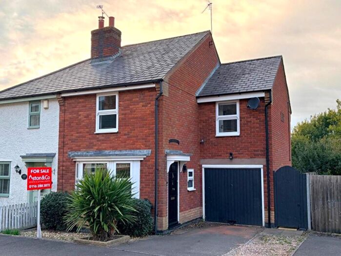 3 Bedroom Semi-Detached House For Sale In Fox Pond Lane, Oadby, Leicester, LE2