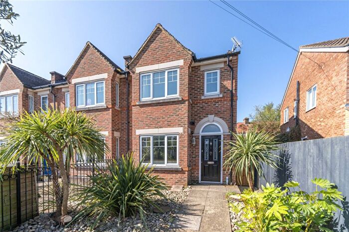 4 Bedroom End Of Terrace House For Sale In Camac Road, Twickenham, TW2