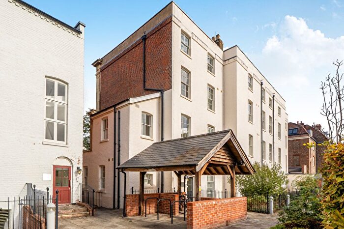 2 Bedroom Flat For Sale In London Road, Reading, Berkshire, RG1